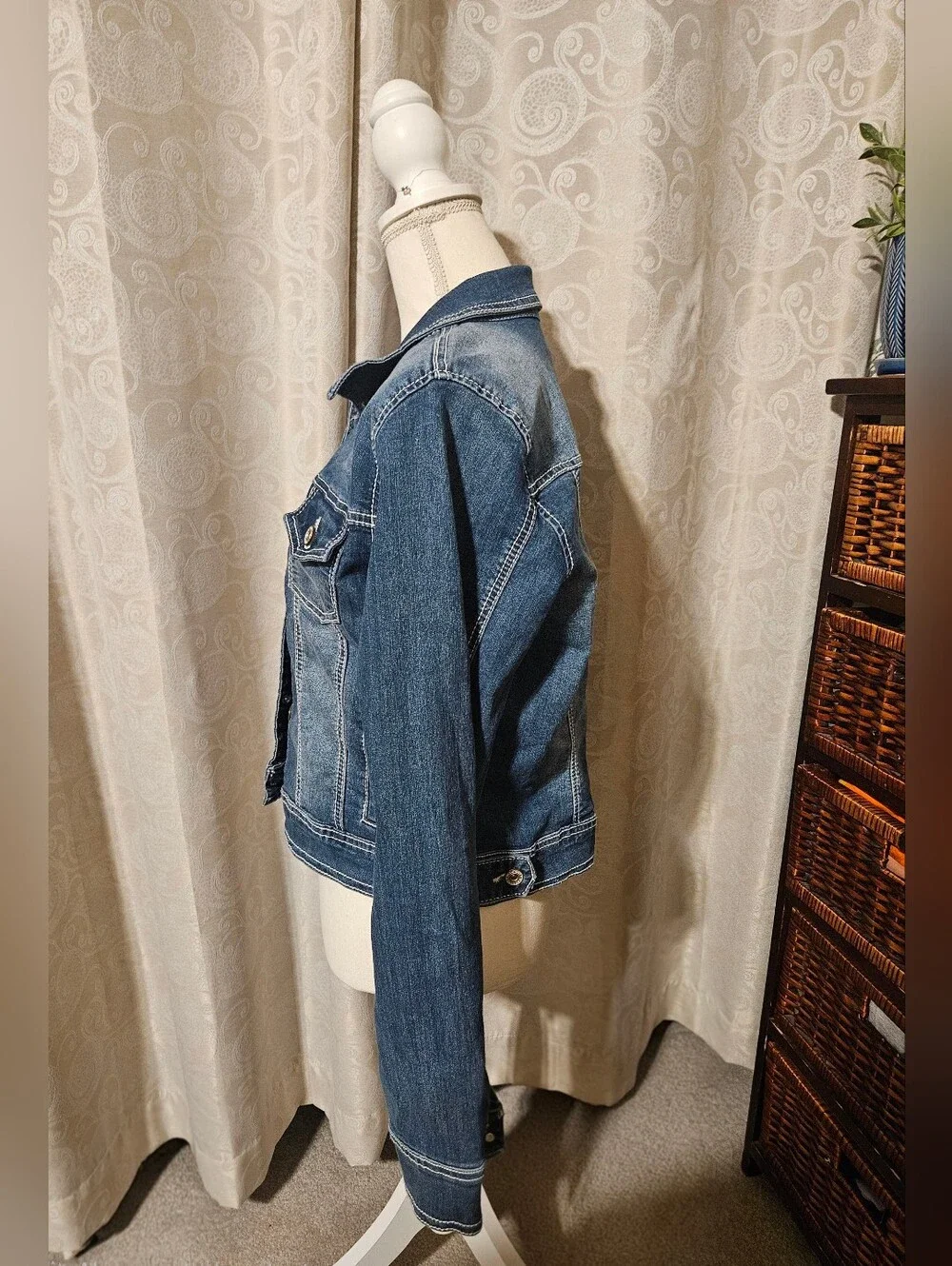 Maurices Medium Wash Denim Jacket in Blue Size 0 - Picture 6 of 9